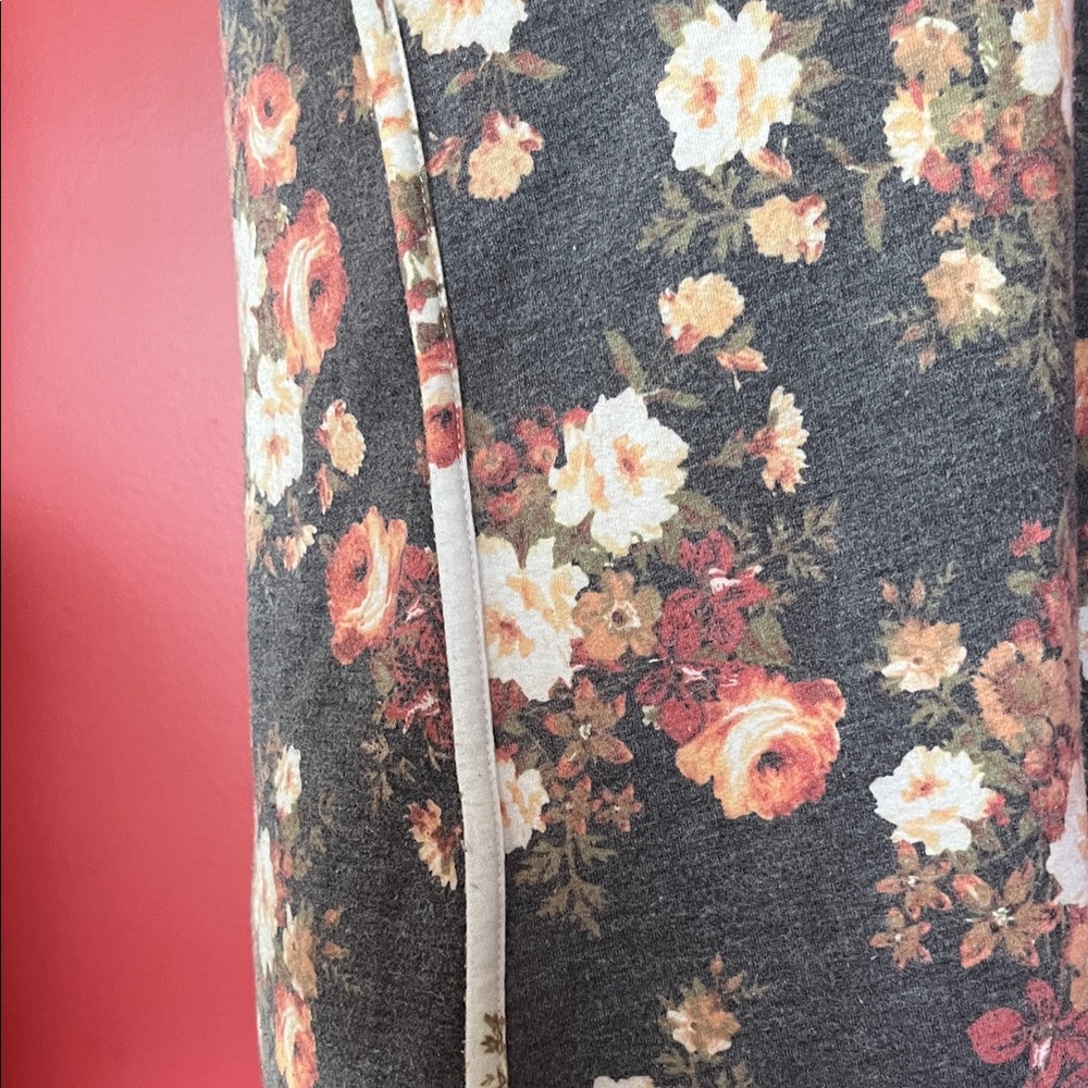 Like new Amazon Floral Gray and Cream Women's Blouse - Picture 9 of 11